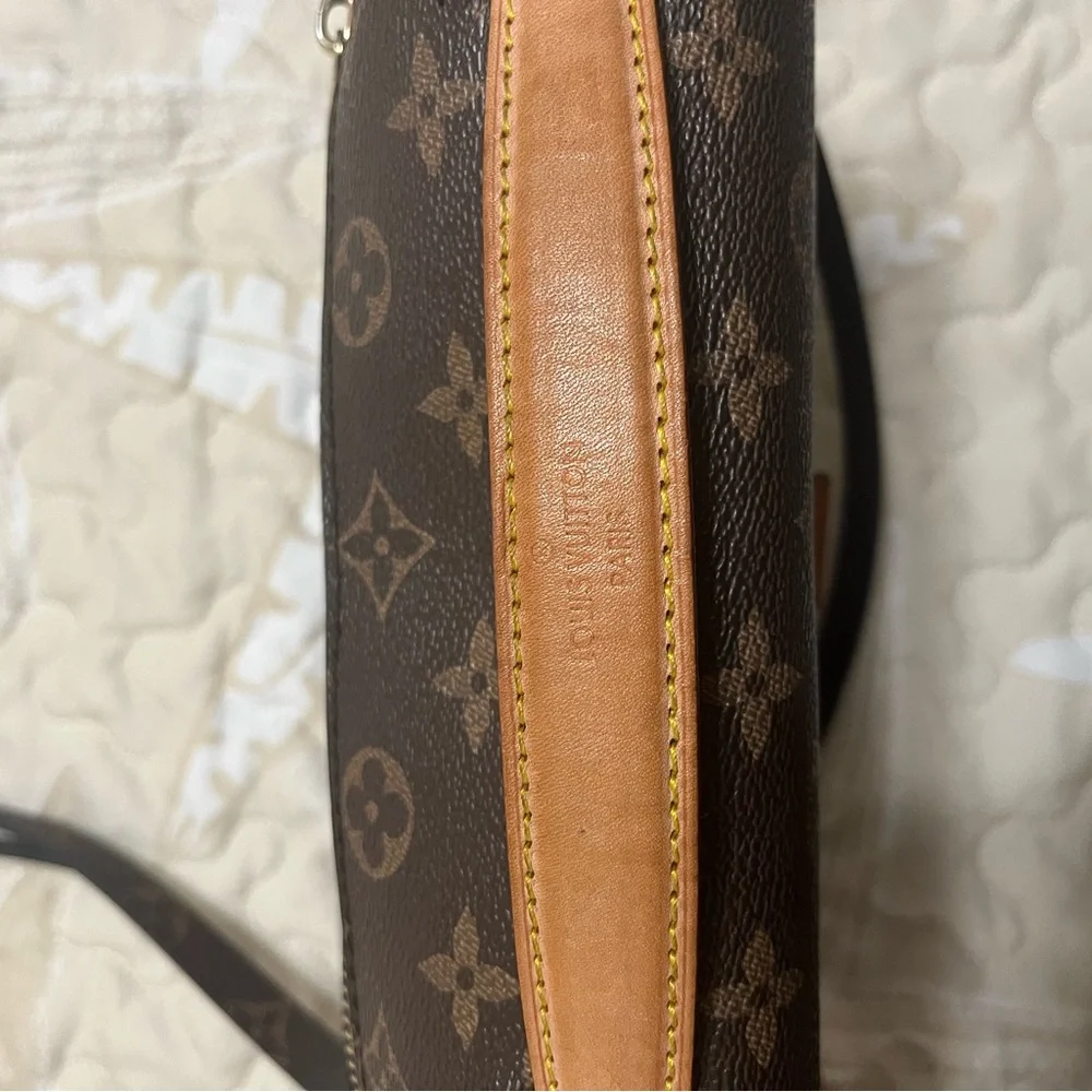 Elegant Brown Designer Crossbody Bag - Picture 2 of 9